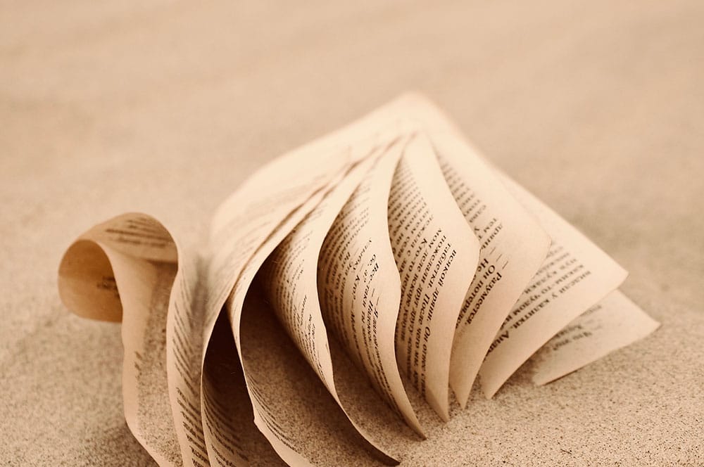Akustikbild Buch im Sand
